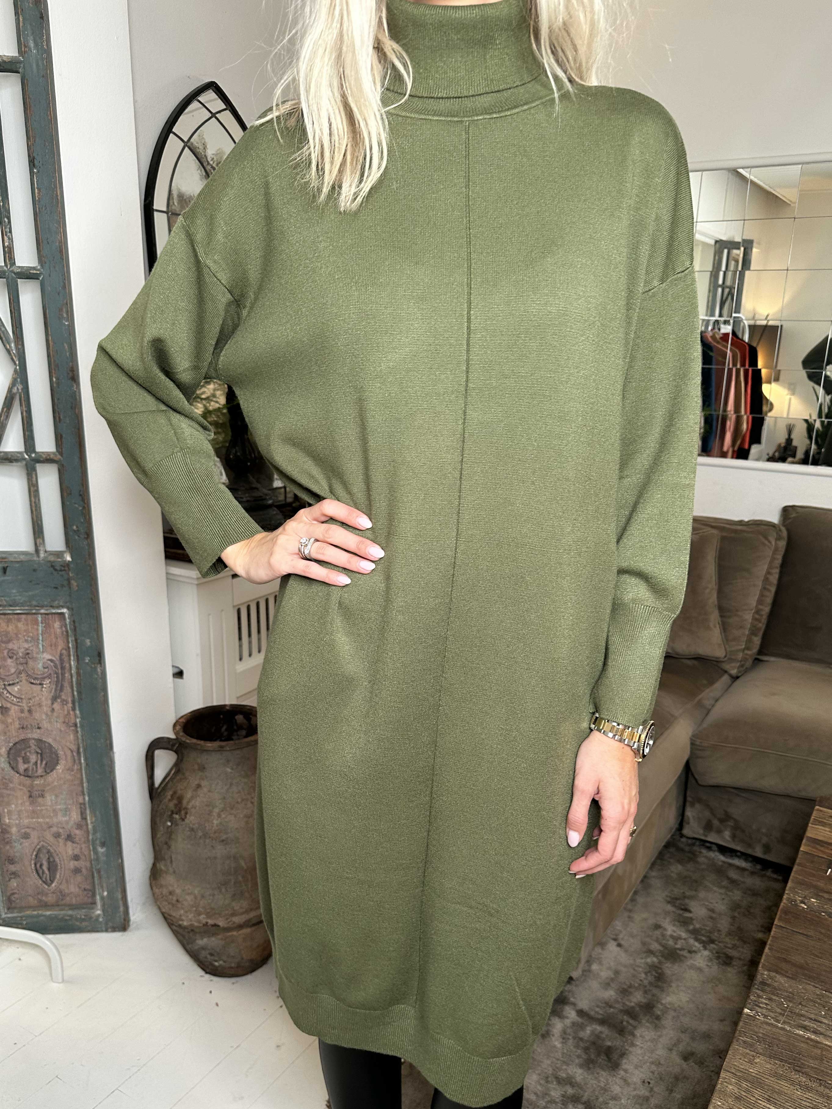 Maniya - Mjuk stickad klänning med polokrage